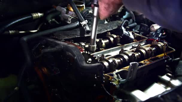 Gedemonteerd Auto Motor Cilinderblok Motor klep auto onderhoud.Het cilinderblok van de vier-cilinder motor. Gedemonteerd motorvoertuig voor reparatie. - Video