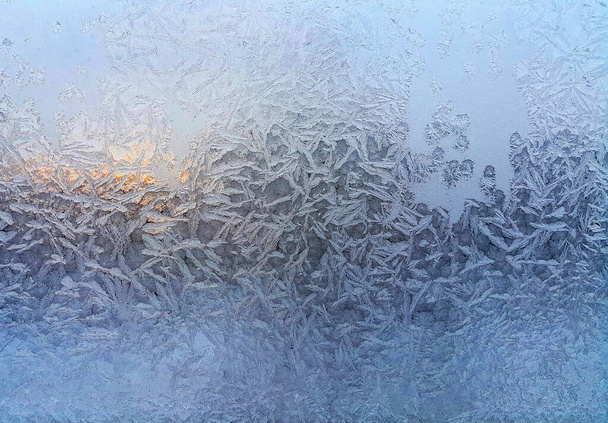 Mooie ijspatronen op winterraam, natuurlijke close-up achtergrond of textuur - Foto, afbeelding
