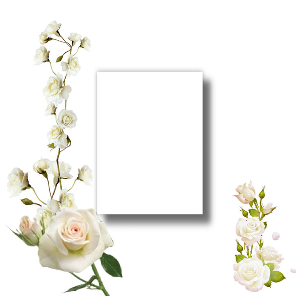 Witte uitnodiging wenskaart mockup met een monstera blad en bloemen rozen Valentijnsdag, bruiloft, seizoensgebonden zomer kopie ruimte template  - Foto, afbeelding