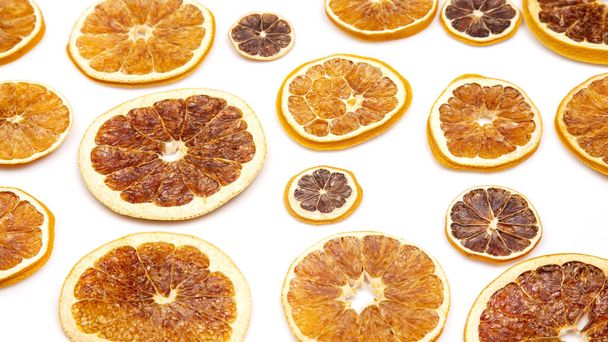 különböző szárított citrusfélék keveréke fehér alapon - Fotó, kép