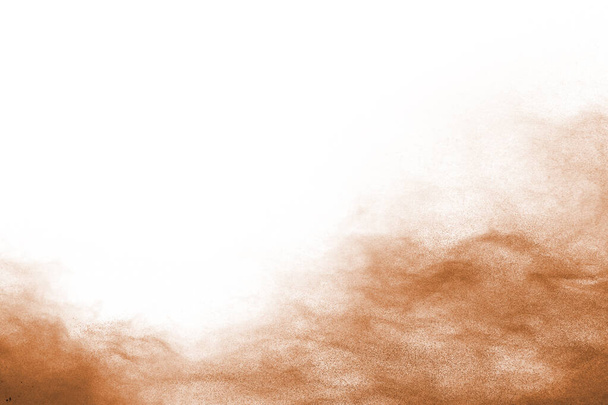 白色の背景に茶色の粉体爆発。雲の色。カラフルな塵が爆発する。ペイント・ホリ. - 写真・画像