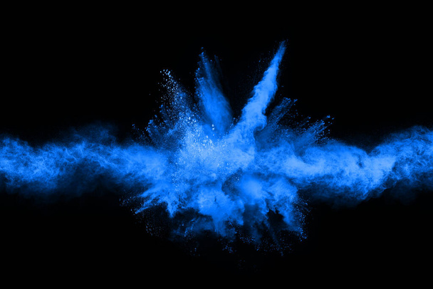 αφηρημένη μπλε σκόνη πιτσιλισμένο φόντο, Πάγωμα κίνηση της σκόνης χρώμα έκρηξη / ρίψη σκόνη χρώματος, χρώμα glitter υφή σε μαύρο φόντο. - Φωτογραφία, εικόνα