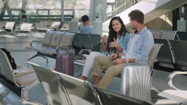 vertrekhal in terminal van luchthaven, passagiers wachten - Video