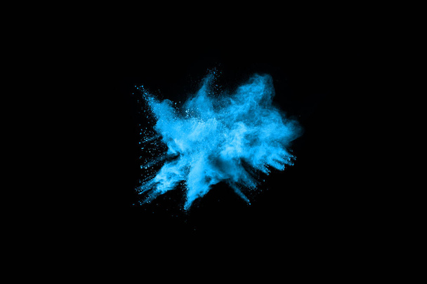 abstrait bleu poudre éclaboussé fond, gel mouvement de poudre de couleur explosant / jetant poudre de couleur, texture de paillettes de couleur sur fond noir. - Photo, image