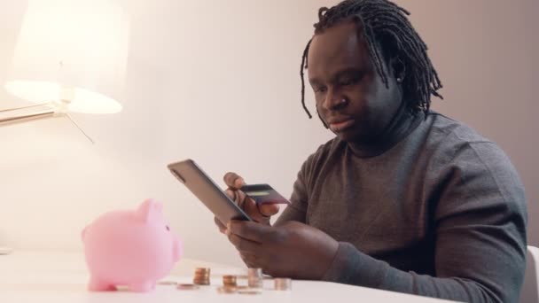 オンラインショッピング、オンラインショッピングやクレジットカードで支払うためにスマートフォンを使用して若いアフリカ系アメリカ人黒人男性 - 映像、動画