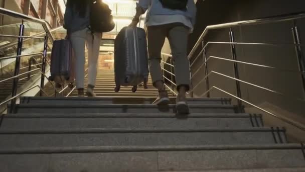 De jeunes amis tenant des valises à la main escaladant les marches - Séquence, vidéo