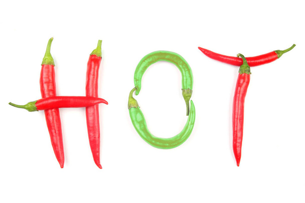 horké chilli papričky na bílém pozadí. čísla jídla. Vitamin rostlinné potraviny - Fotografie, Obrázek
