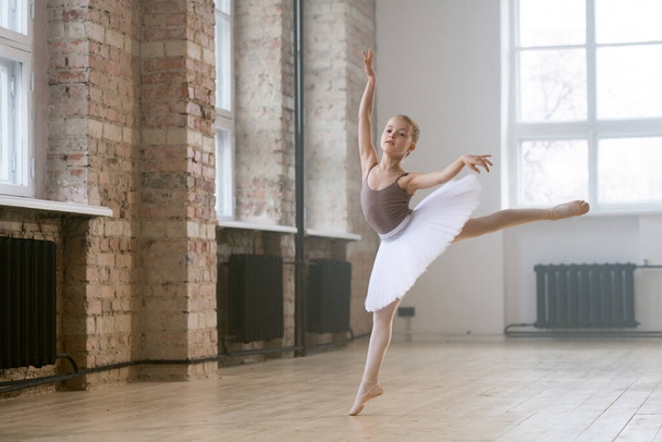 Adorable enfant dansant le ballet classique dans un studio blanc - Photo, image