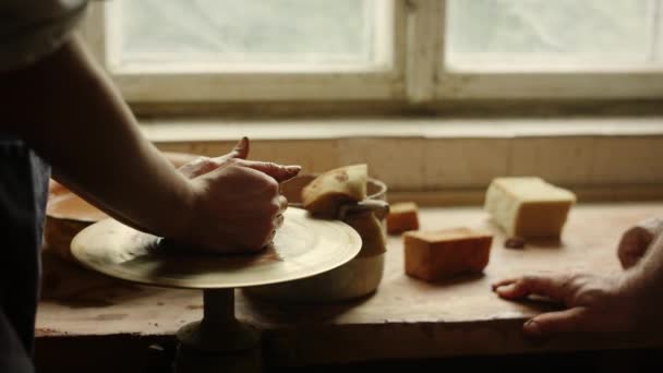 Mujer desconocida aprendiendo artesanía de cerámica en el taller. Mujer haciendo marihuana  - Imágenes, Vídeo