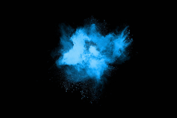 elvont kék por fröccsent háttér, fagyasztó mozgás színes por felrobban / dobás színes por, színes csillám textúra fekete háttér. - Fotó, kép