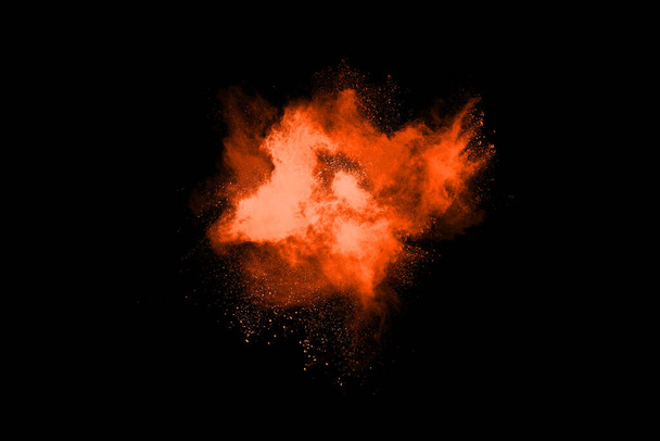 Patlayan turuncu barutun dondurucu hareketi siyah arka planda izole edilmiş. Kırmızı toz bulutunun soyut tasarımı. - Fotoğraf, Görsel