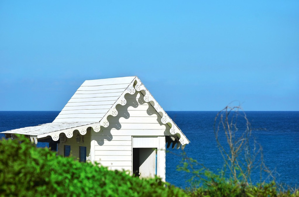 witte huis op strand - Foto, afbeelding