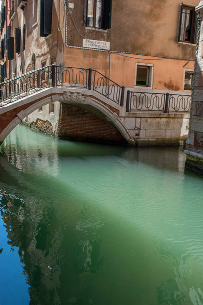 ontdekking van de stad Venetië en haar kleine grachten en romantische steegjes, Italië - Foto, afbeelding