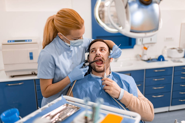 Femme dentiste au travail avec patiente.Soins dentaires, soins dentaires. - Photo, image