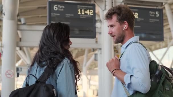 uomo e donna sulla stazione ferroviaria, treno in attesa - Filmati, video