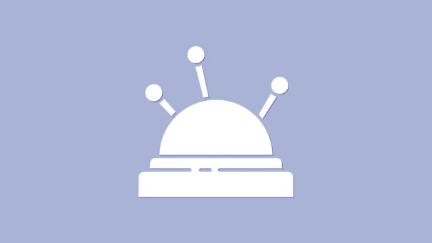 Cama de aguja blanca y agujas icono aislado sobre fondo púrpura. Tema hecho a mano y de costura. Animación gráfica de vídeo 4K - Metraje, vídeo