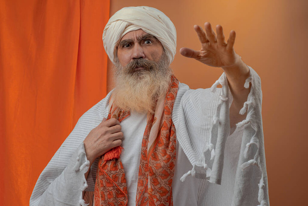 Senior man in een tulband wordt geassocieerd met een Hindoe, Jain, Boeddhist. Gebedsgebaar. - Foto, afbeelding