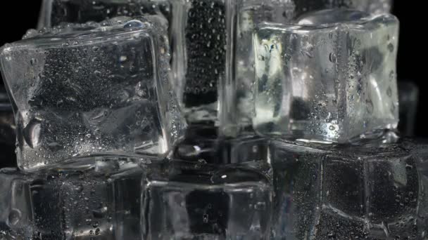 Verter soda, vodka con alcohol, tequila, ginebra, agua en un vaso con hielo, cámara lenta - Metraje, vídeo