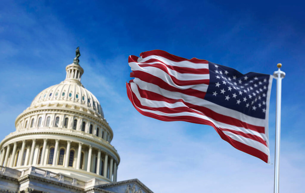Drapeau américain agitant avec le Capitole américain en arrière-plan - Photo, image