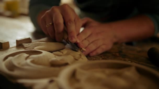 Homem desconhecido fazendo ornamento em madeira dentro de casa. Mãos de carpinteiro esculpir madeira - Filmagem, Vídeo