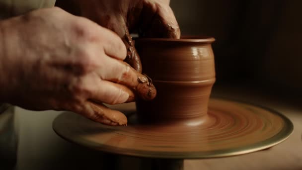 Artista de arcilla esculpiendo en cerámica. Hombre formando tarro de arcilla húmeda en taller - Imágenes, Vídeo