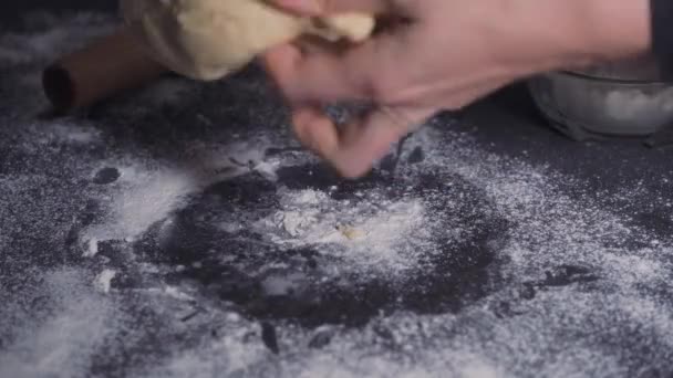 Donna che fa pasta fatta a mano per il pane  - Filmati, video