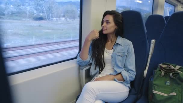 Sie erwartet am Ende ihrer Fahrt etwas Aufregendes - Filmmaterial, Video