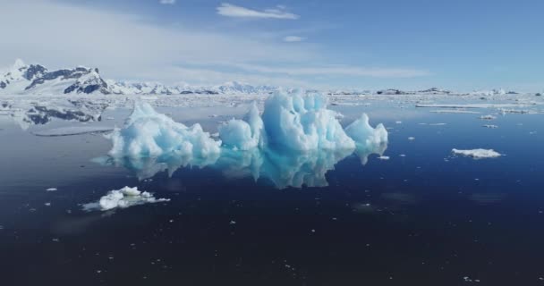 Letecký odraz ledovce od oceánu. Životní prostředí zachovává koncepci změny klimatu. Pobřeží Antarktidy - Záběry, video