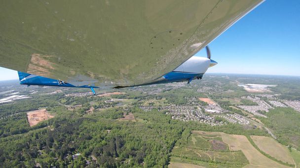 地上及び空中における操縦を行う航空機の概要 - 写真・画像