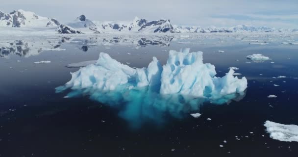 Problema de aquecimento global: iceberg derretendo na antena polar da baía oceânica. Conservação da natureza e ambiente - Filmagem, Vídeo
