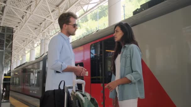 Paar unterhält sich vor Zugabfahrt - Filmmaterial, Video