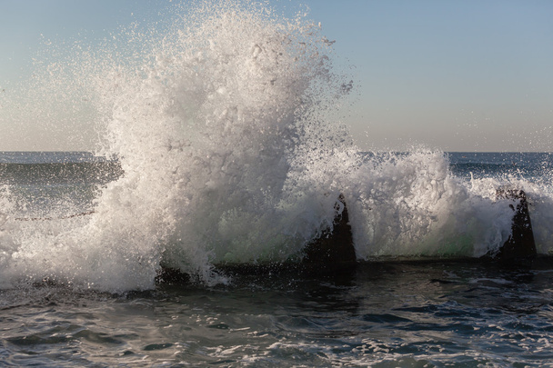 Océano ola pulverización de agua blanca
 - Foto, imagen