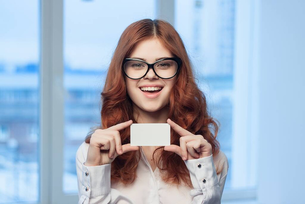 женщина держит визитные карточки профессиональный офис копировать пространство - Фото, изображение