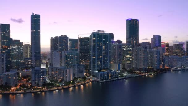 Miamin yökohtaus. Kaupungin keskustan valot yöllä. Antenni luonnonkaunis Miami horisonttiin - Materiaali, video