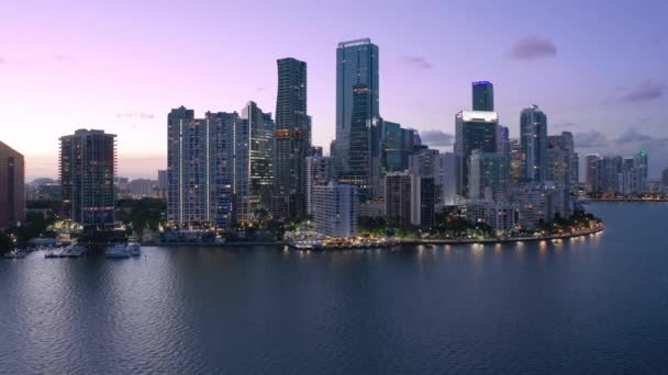 El centro de Miami al atardecer rosa. Escénica panorámica del horizonte de Miami. Escena nocturna aérea - Metraje, vídeo