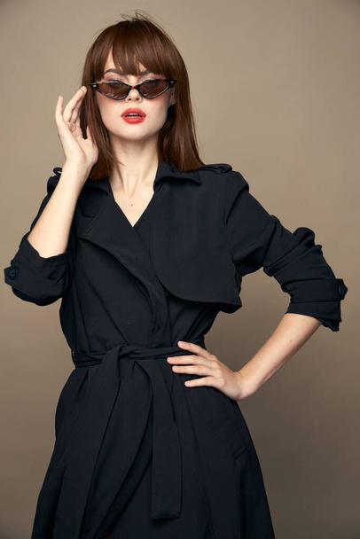 Красотка Красные губы модная одежда черное пальто  - Фото, изображение