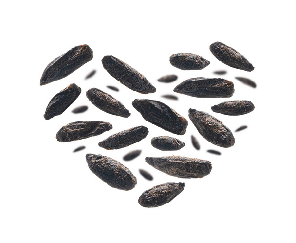 Жареный ржаной солод зерна в форме сердца на белом фоне - Фото, изображение