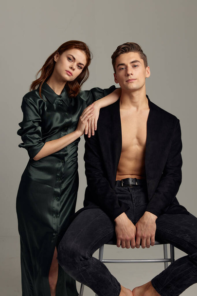 Fiatal pár áll mellett portré luxus intimitás romantika - Fotó, kép