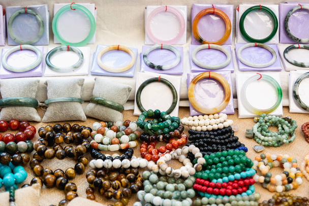 Barevné a levné šperky na místním trhu v Chiang Mai, Thajsko - Fotografie, Obrázek