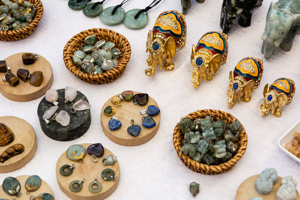 Chiang Mai, Tayland 'daki yerel pazarda renkli ve ucuz mücevherler. - Fotoğraf, Görsel
