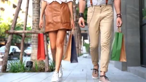 хипстеры, мужчины и женщины ходят по тротуару с сумками для покупок  - Кадры, видео