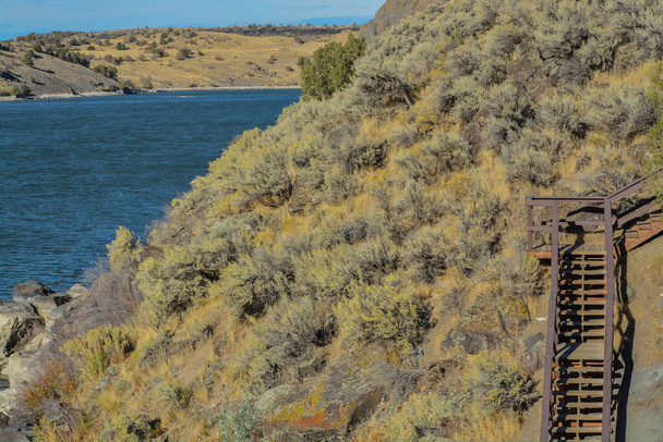 Laag waterpeil blootstellend de rotsachtige kust van de Snake River In Noord-Idaho - Foto, afbeelding