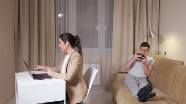 Lady praat op video oproep en gooit papieren bal in echtgenoot - Video