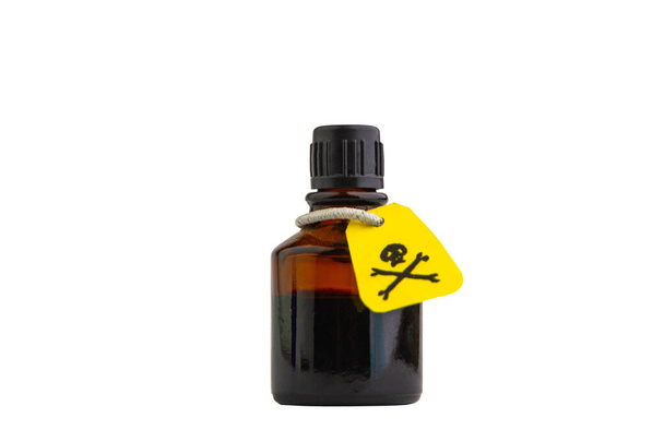 vial de vidrio oscuro de veneno, etiqueta de peligro de toxicidad en la etiqueta, aislado en blanco, cerca - Foto, Imagen