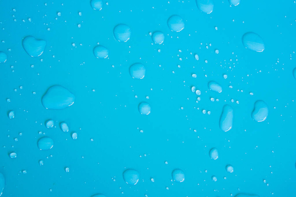 Waterdruppels op blauwe achtergrond - Foto, afbeelding