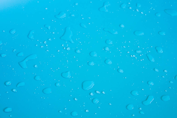 青い背景に水滴 - 写真・画像
