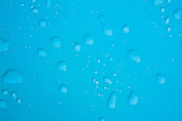 Kapky vody na modrém pozadí - Fotografie, Obrázek