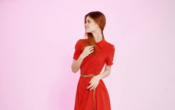 Женщина-модель в красном платье на изолированном фоне, обрезанная копировальным пространством - Фото, изображение