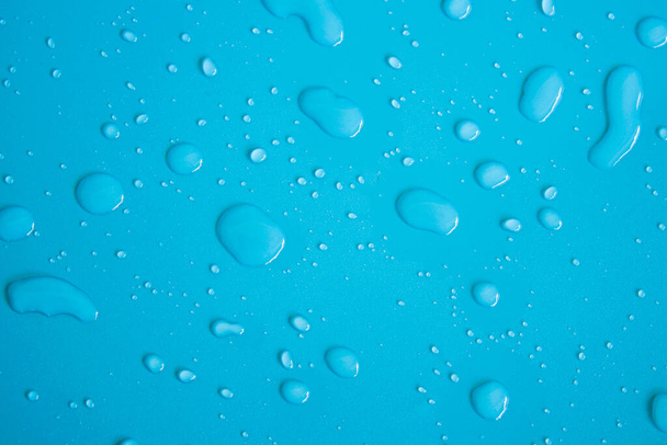 Krople wody na niebieskim tle - Zdjęcie, obraz