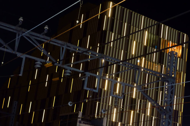 Modieuze digitale verlichting 's nachts in commerciële faciliteiten - Foto, afbeelding